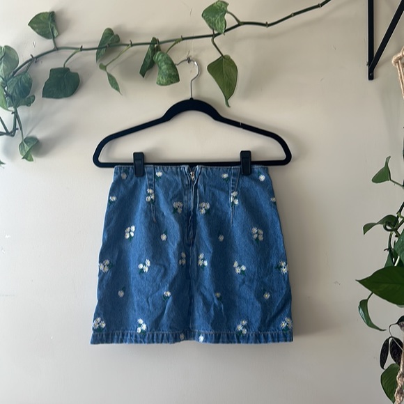 Adorable mini denim skirt embroidered with daisies!!🌼 - Picture 2 of 2